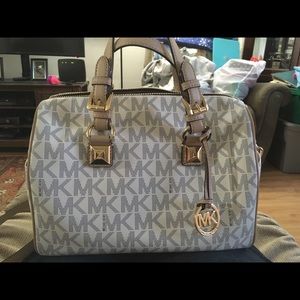 Michael Kors pocket book